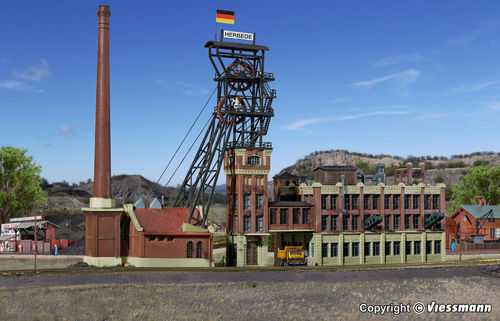 N Förderturm mit Maschinenhaus und Kohlewäschegebäude